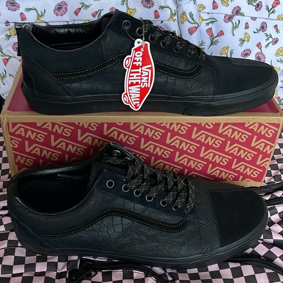 Vans Men’s Old Skool Patchwork
Mono Patchwork Blackout
VN0A7Q4P10J
Sneakers - Picture 2 of 16